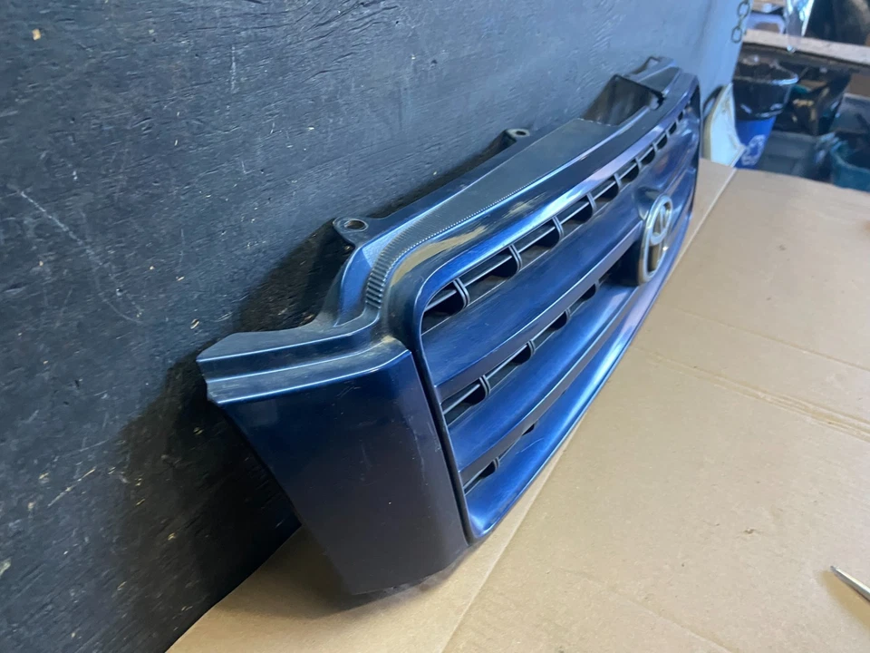 2001 to 2003 Toyota Highlander Front Upper Grille Grill With Emblem OEM R7249 DG - Image 3 of 4