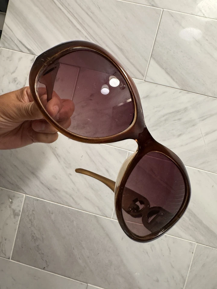 Gafas de sol DG ovaladas marrón ámbar de gran tamaño con logotipo de estrás Foto 2 de 4