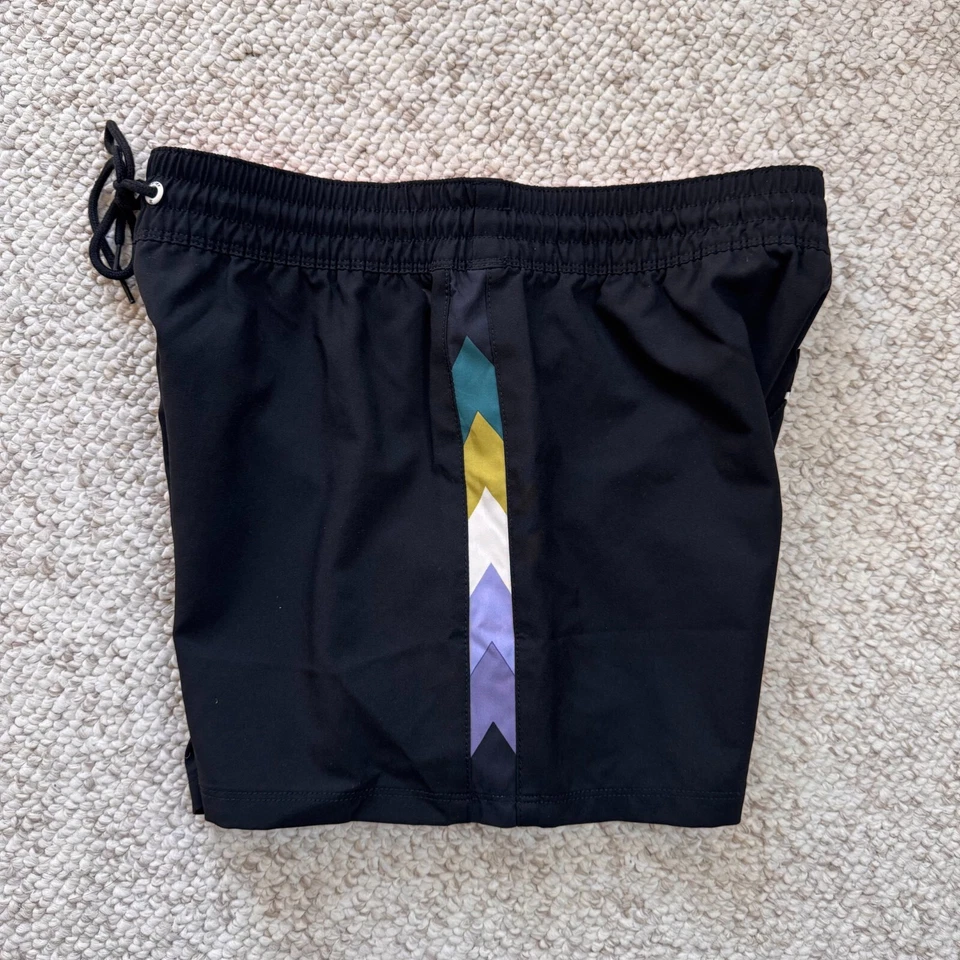 Pantalones cortos Hurley para mujer con cordón que absorben la humedad negros y color geométrico talla S Foto 3 de 4