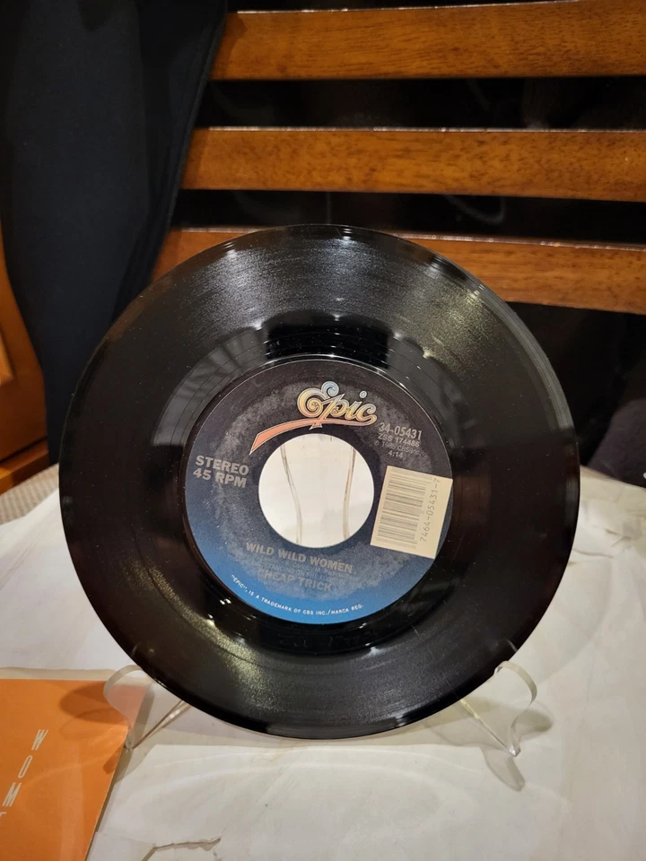 Cheap Trick – Standing on the Edge LP EX Vinyl VG+ Brown Sleeve Epic FE 39592 Foto 3 de 4