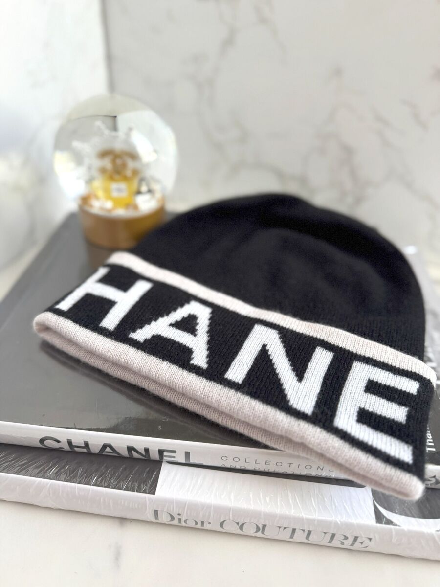 NEW Chanel Cloche Cashmere Noir-Rose Blanc Beanie 2025 | eBay NEW Chanel Cloche Cashmere Noir-Rose Blanc Beanie 2025 | eBay