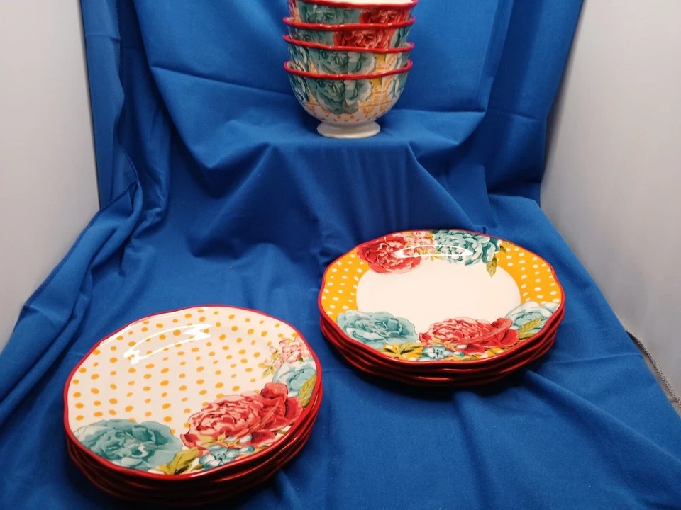 Juego de vajilla de 12 piezas The Pioneer Woman Red Blossom Jubilee Foto 4 de 4