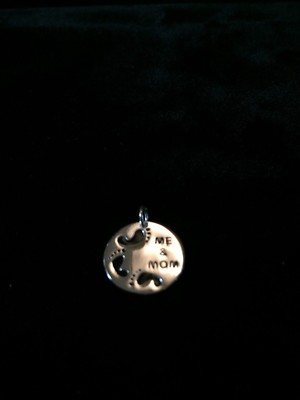 .925 STERLINGSILBER KREIS ANHÄNGER MIT AUSGESCHNITTENEN FUSSABDRÜCKEN & ME & MOM J 284