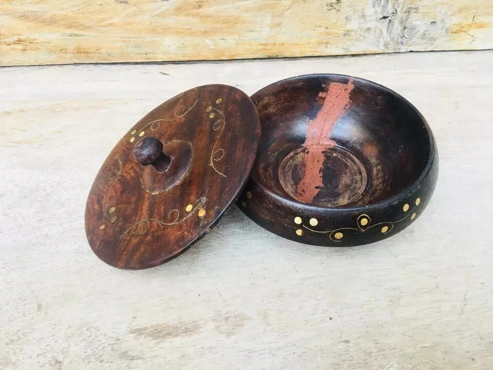Antigua olla redonda de madera rara tallada a mano con tapa Foto 4 de 4