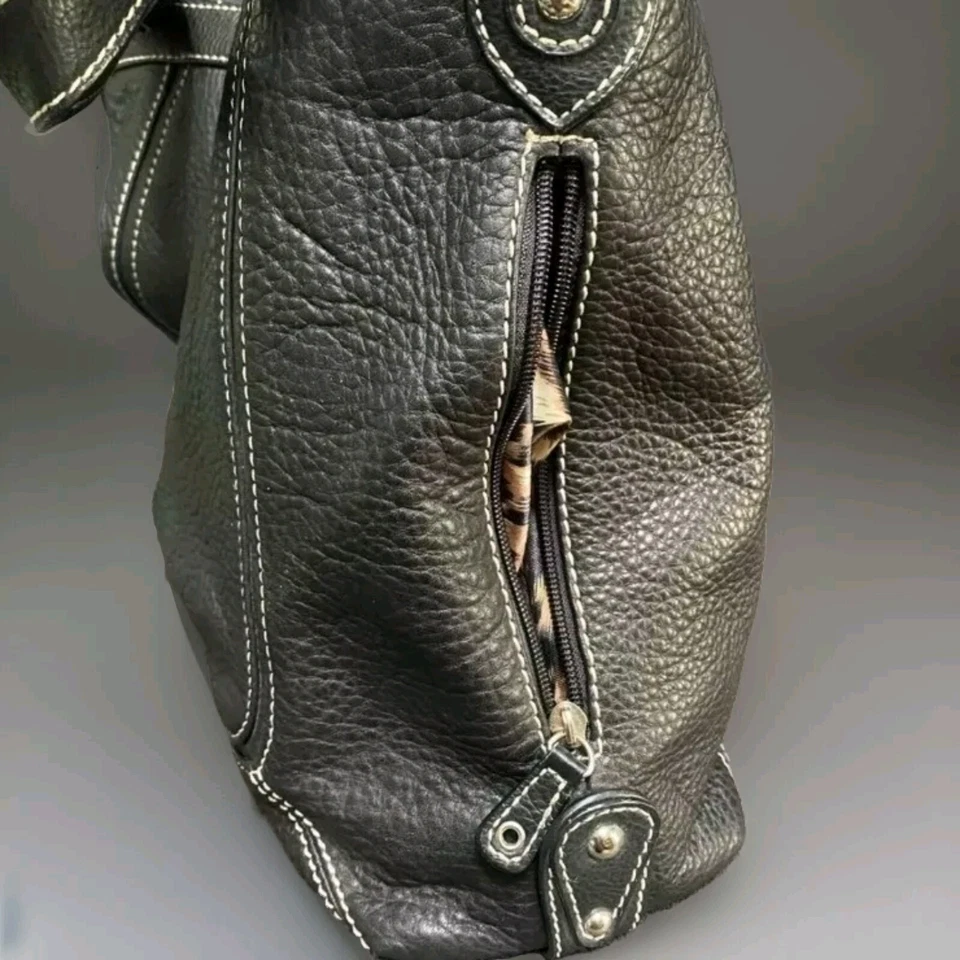 Bolso de Hombro Sophia Caperelli Cuero Guijarro Negro Bolsillo Forrado. PB Foto 3 de 4