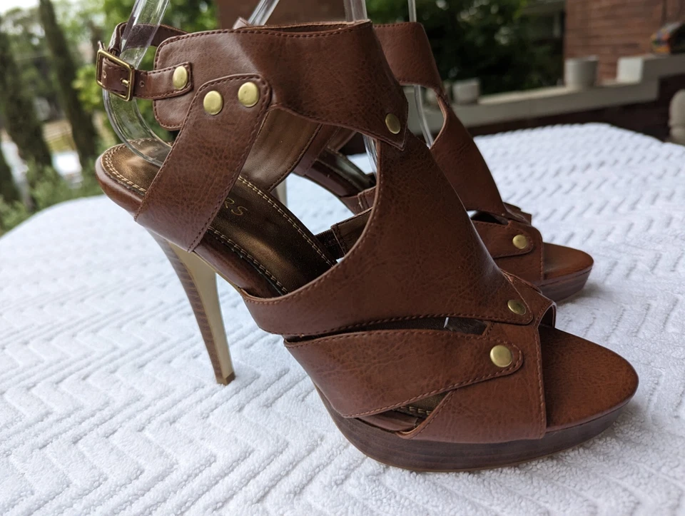 Bakers женщин каблуки 8,5 M желтовато-коричневый искусственной кожи латуни пряжки бюстгальтеры коричневый Y2K - Изображение 3 из 4