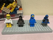 LEGO MINIFIGURES SPACE ASTRONAUT BENNY, INSECTOIDS, SPACEMAN + 1 LB ASSORTED PCS
