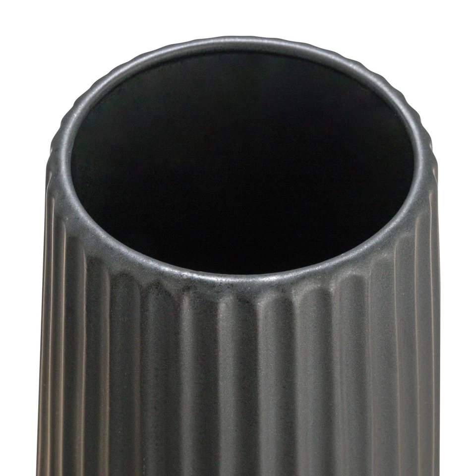 Jarrón redondo acanalado de gres con líneas en relieve, negro mate Foto 4 de 4