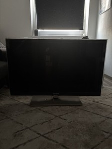 Samsung 40 Zoll Fernseher, Schwarz Mit Stand Fuß Aber Ohne Fernbedienung