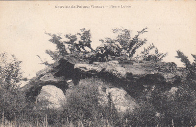 NEUVILLE-DE-POITOU Stein gestempelt