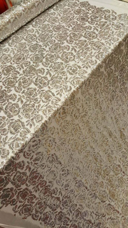 Tela de encaje de lentejuelas plateadas Rosas plata, malla blanca tela elástica de 1 vía por yarda Foto 3 de 4