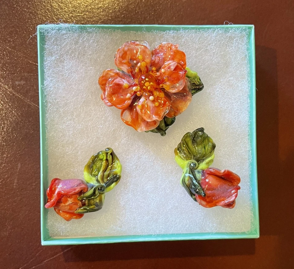 Cuentas de Murano Focal Flor Rosa Patsy Evins con 2 Brotes y Hojas - Hermoso Foto 2 de 4