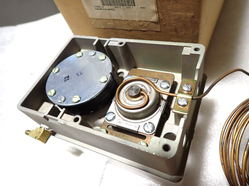 Johnson Controls T-8000-3 Pneumatic Remote Temperature Controller NEW - Picture 2 of 6