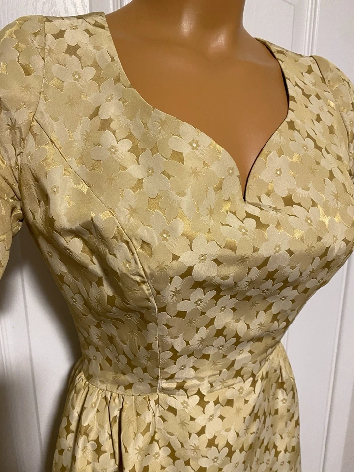 MAXI VESTIDO VINTAGE AÑOS 60 DORADO BROCADO FLORAL CON ESCOTE CORAZÓN TALLA M Foto 4 de 4