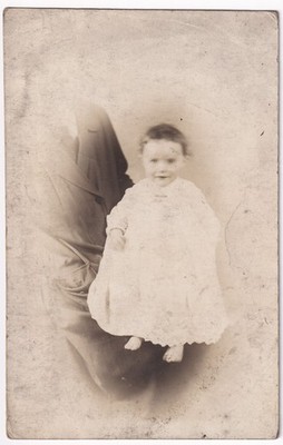 Gruseliges gespenstiges Baby versteckte Mutter RPPC Postkarte Vintage Edwardian Portrait Kurios