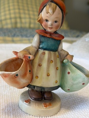VINTAGE (1997) GOEBEL HUMMEL FIGURINE MOTHER'S DARLING HOLDING BAGS # 175