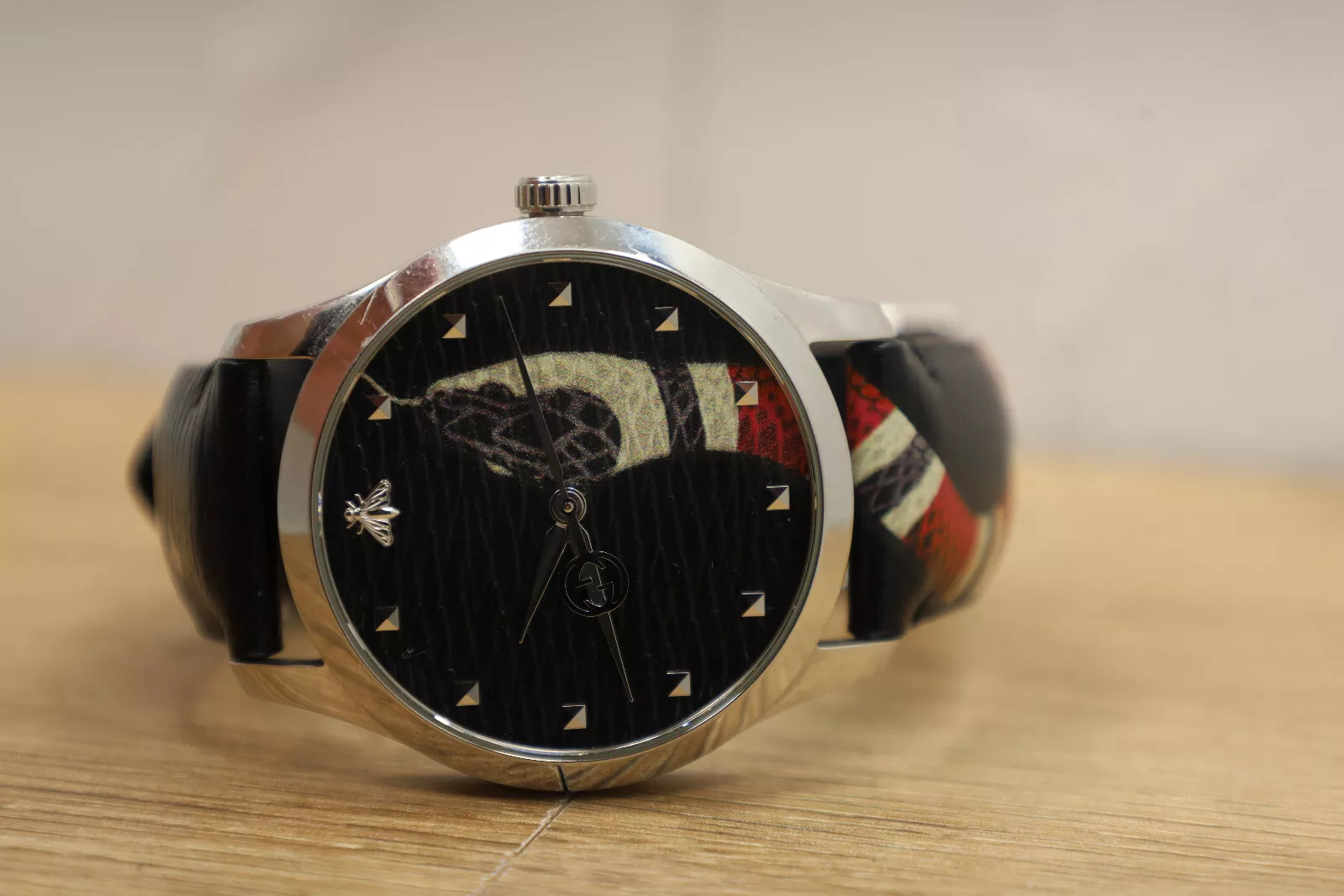 Montre GUCCI G Timeless Le Marche Des Merveilles Snake 126,4 YA1264007A neuve bat