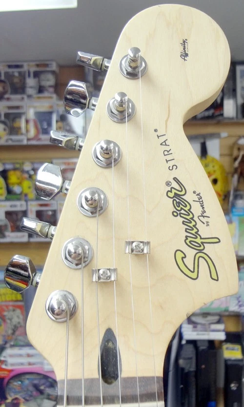 Guitarra Eléctrica Fender Squier Affinity Strat Candy Roja Manzana Protector de Selección Negro Foto 4 de 4