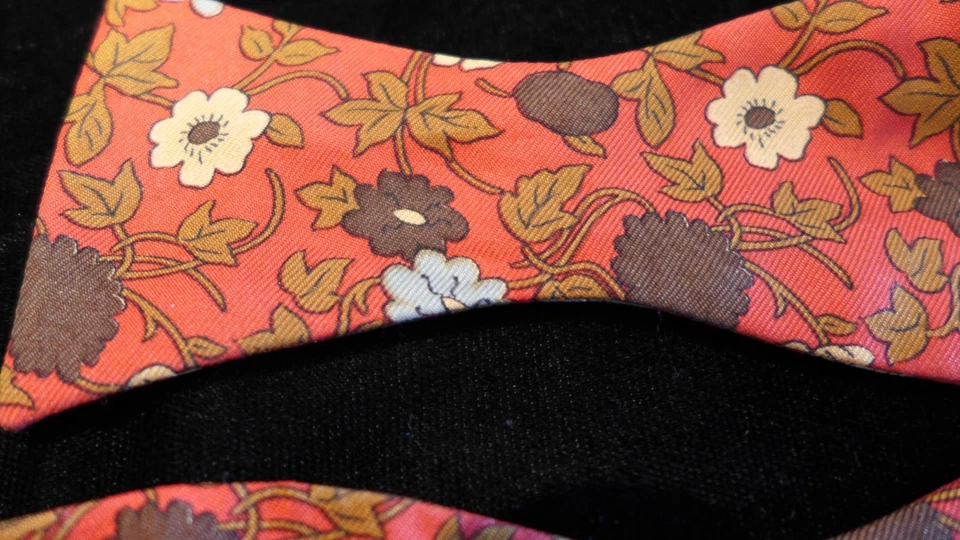 PAJARITA DE SEDA HERMES PARIS (NARANJA QUEMADO).  100% SEDA.  HECHO EN FRANCIA Foto 3 de 4