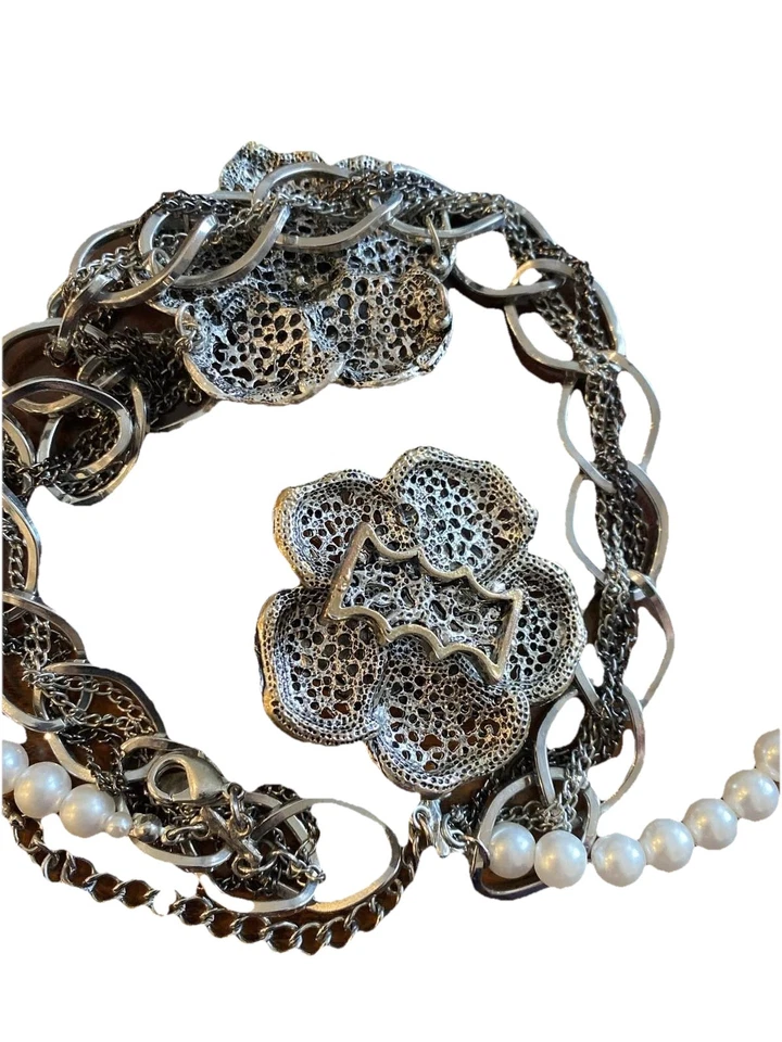 Colar NY&Co Multi Strand pérola falsa tom prata strass flor - Imagem 3 de 3