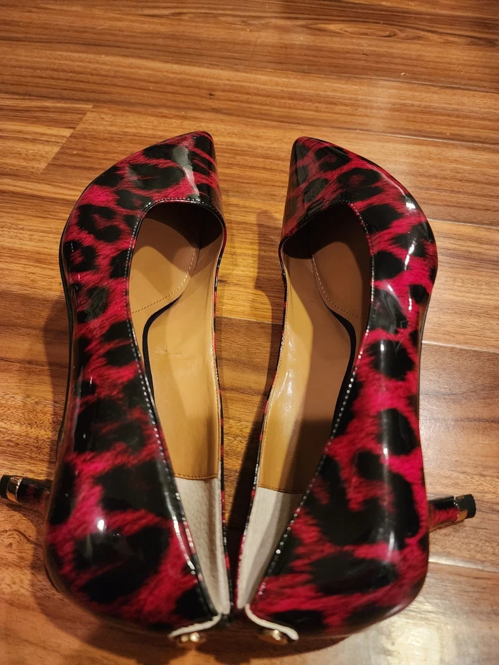 Zapatos de tacón J.renne elegantes con estampado de leopardo rojo y negro. Mujer Foto 3 de 4