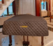 Copri Pianoforte Yamaha C3 con Ricamo - Materiale Trapuntato Marrone con Fessure Laterali