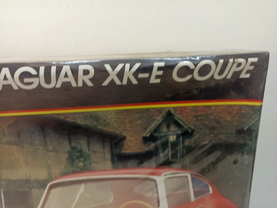 JAGUAR XK E COUPE MONOGRAM SCALA 1/8 KIT MONTAGGIO SIGILLATO-ZR-A38 - Immagine 2 di 4