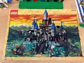 LEGO Castle 6098 King Leo's Castle 8 Minifigures 529 Pieces With Box Pre-Owned