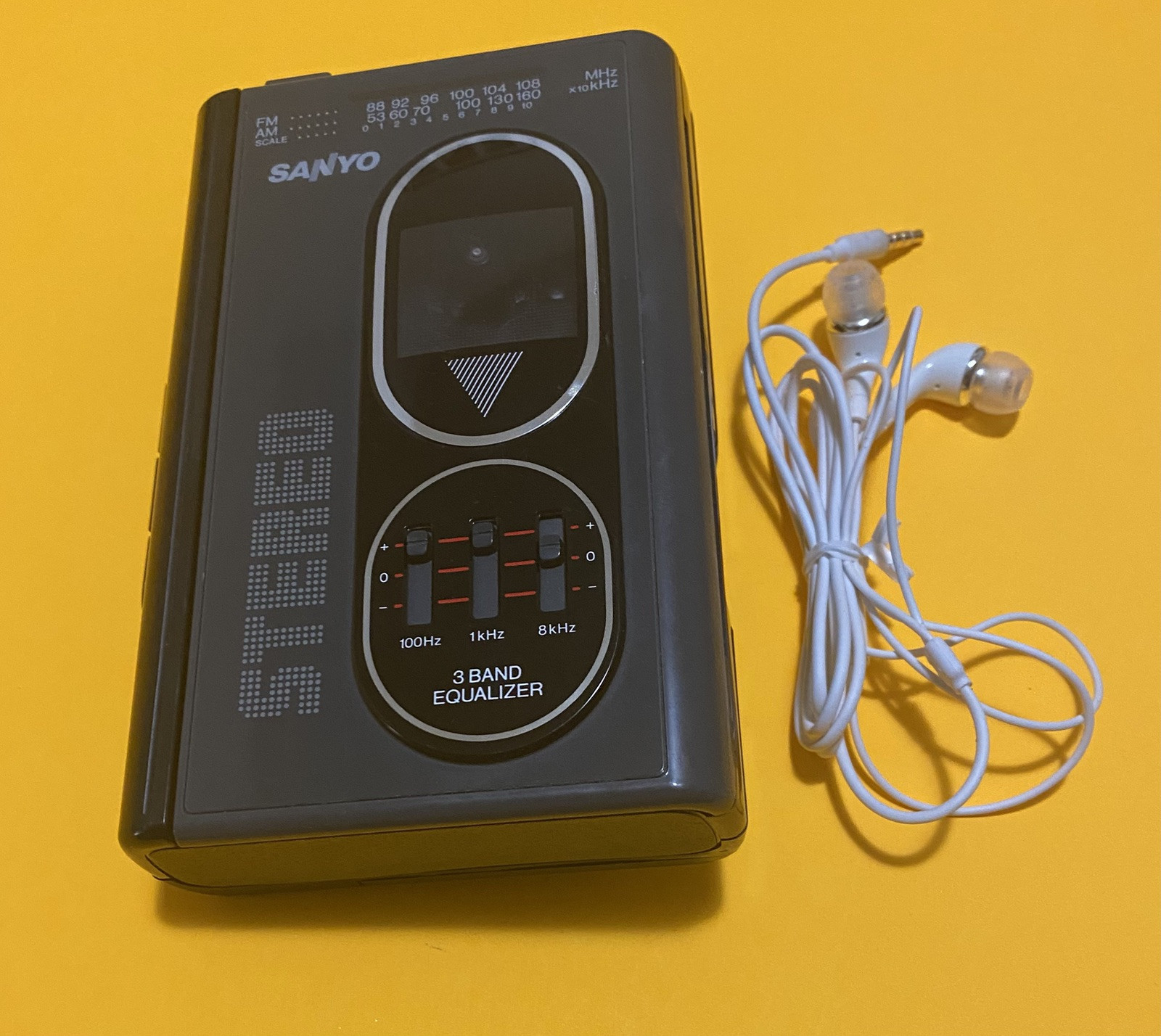 SANYO M GR75 Personal Stereo Radio Cassette Tape Equalizer FM/AM Earphones