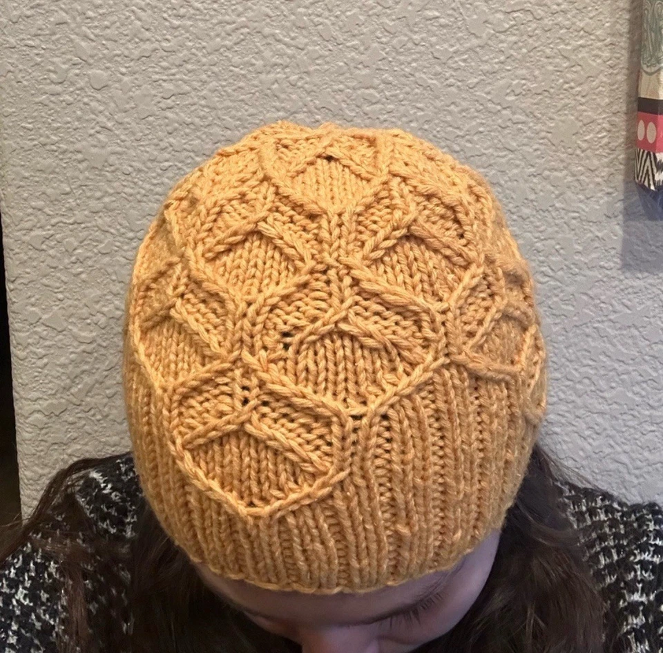 Gorro tejido hecho a mano con diseño de patrón de panal mezcla de lana merino/seda Foto 2 de 4
