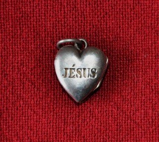 rare petit pendentif reliquaire argent XIXe relique pierre ex voto Marie Jésus