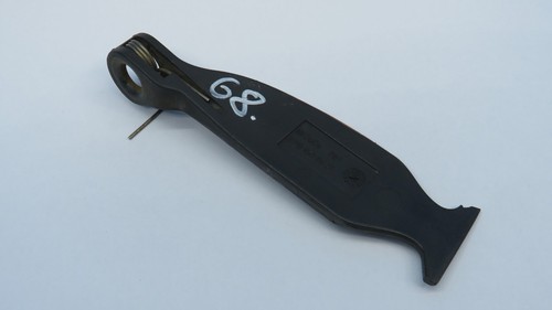 Mercedes Benz W210 - Motorhaube Riegel Schloss Griff / A2108870827 ##68*