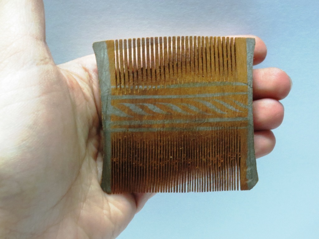 VINTAGE INDIAN WOODEN HAND CARVED HAIR COMB / KANGI / PEIGNE