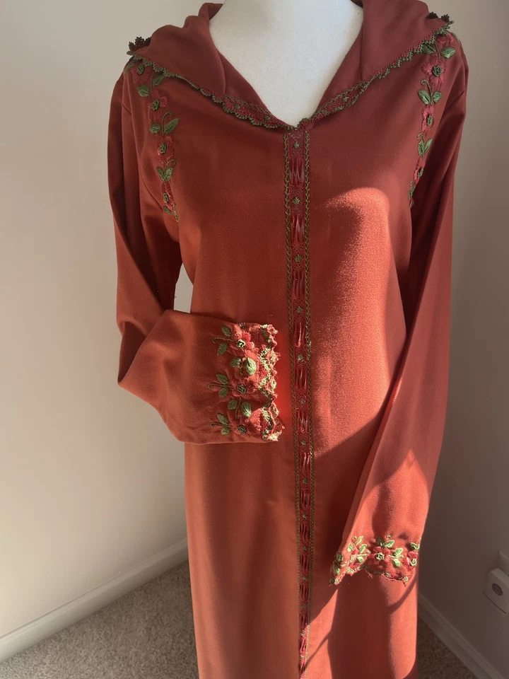 Jalaba Mlifa Hecho a Mano Randa Y Bordado Usado Una Vez M/L Foto 2 de 4