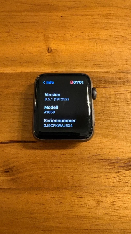 Apple Watch Series 3 42mm Aluminiumgehäuse-Space Grau mit Sportarmband in Grau - Bild 2 von 4