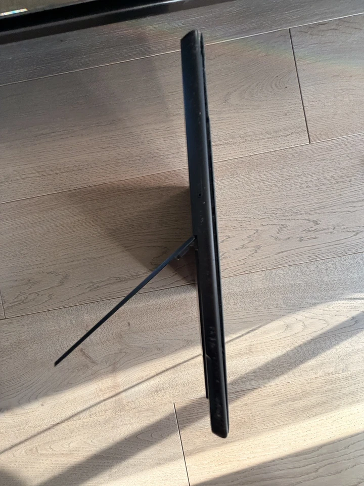 Surface Go 8GB, 128GB with 4G FOR PARTS - Image 4 of 4