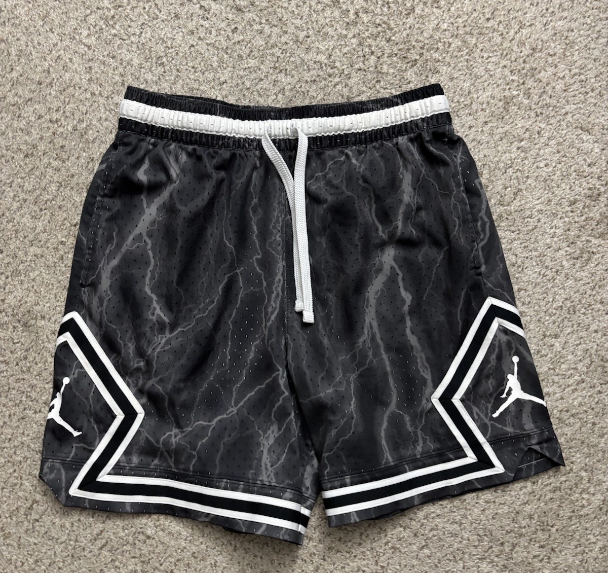 Jordan Shorts Mens Size Large Black Lightning Print Diamond Shorts Standard Fit