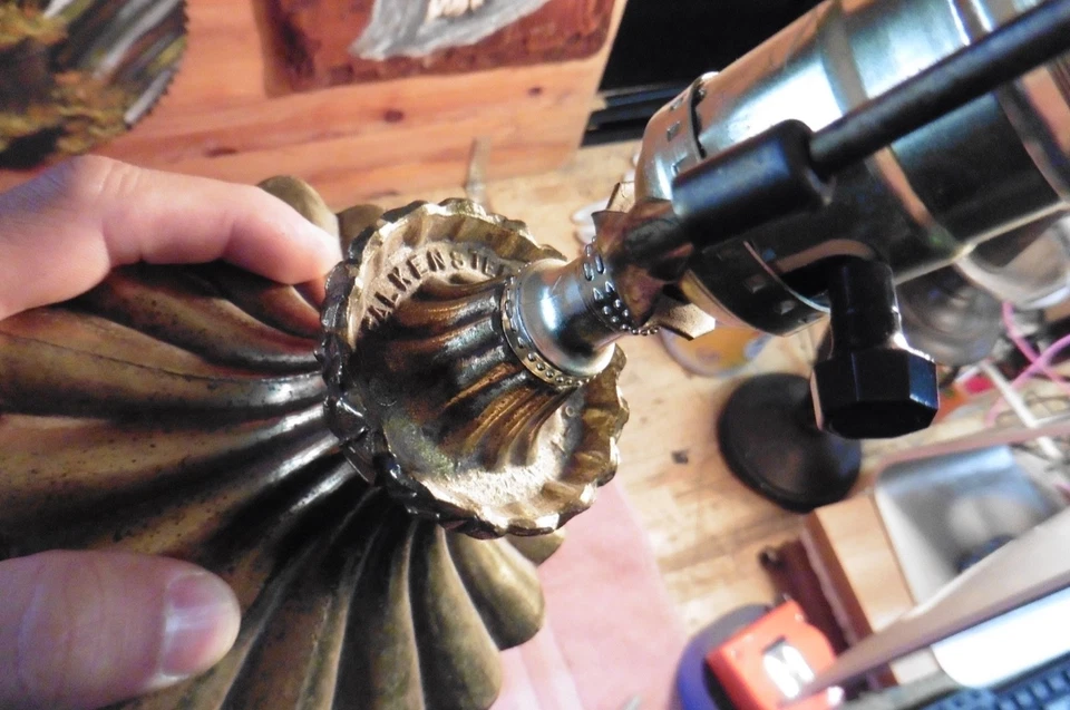 Lámpara de mesa de colección Falkenstein MCM Hollywood Regency latón querubín vidrio opalescente Foto 4 de 4