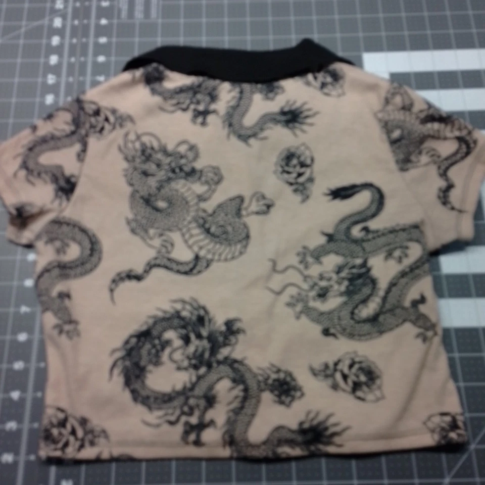 Blusa cropped feminina com estampa de dragão rosa desbotada tamanho pequeno manga curta - Imagem 4 de 4