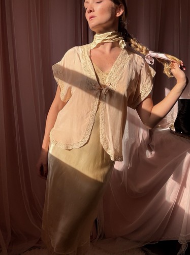 1930s Dusty Pink Silk Lace Bed Jacket - Picture 2 of 8