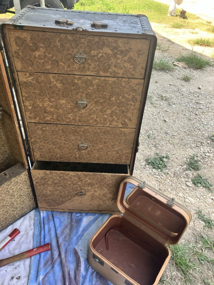 1800's VINTAGE STEAMER SUITCASE - Image 2 of 4