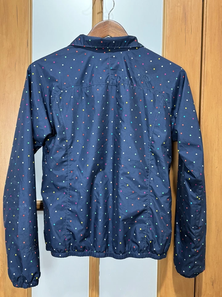 D36 - Chaqueta de lluvia cortavientos pequeña a lunares azul marino - XS ligeramente usada Foto 3 de 4