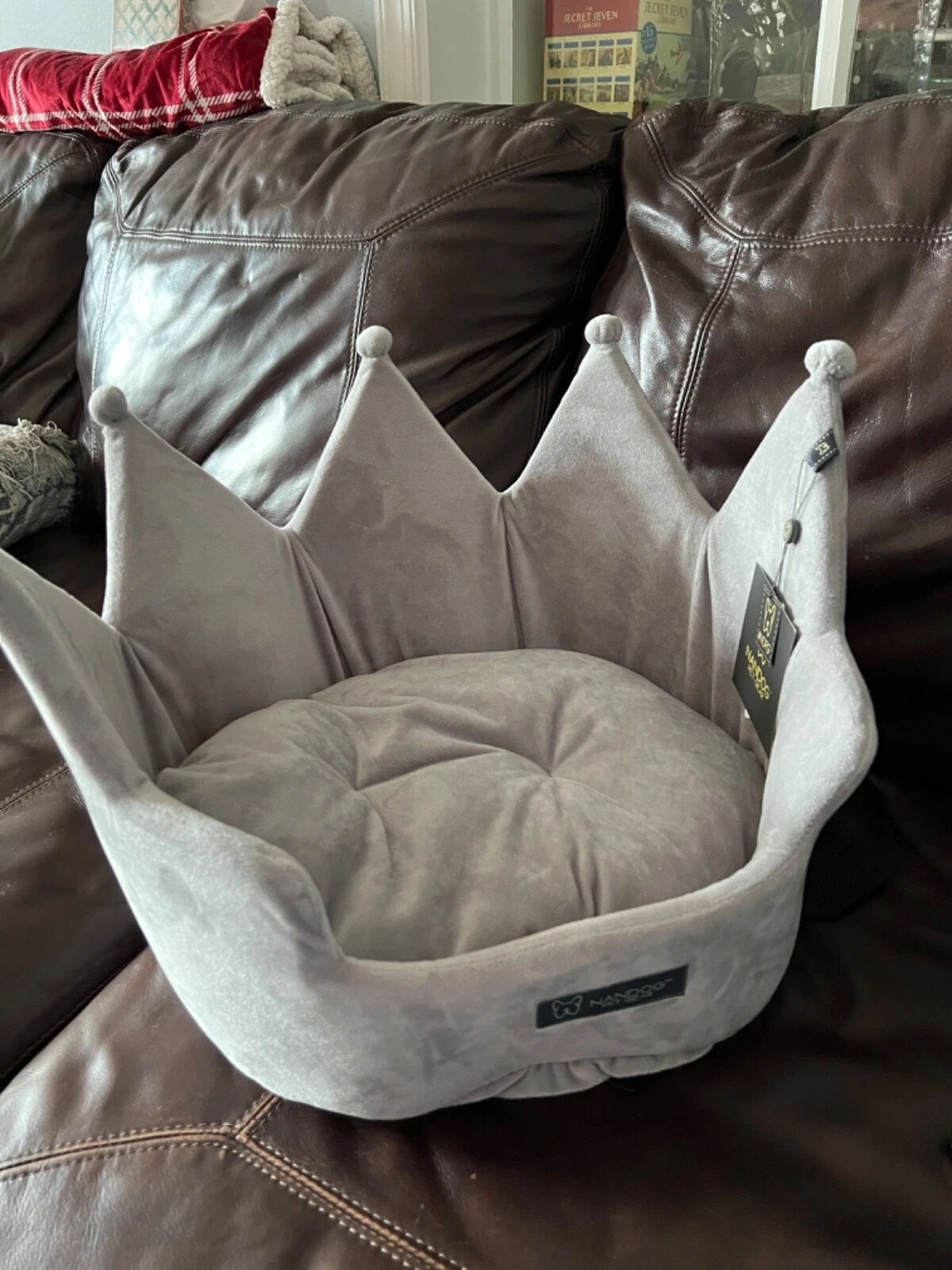 Nandog Pet Gear Crown Cat Bed Dog Bed Light Gray Small Breed NEW