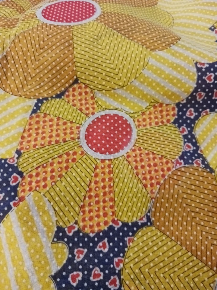 Flor Niño Punteado Swiss Imitación Dresden Amarillo y Corazones/Azul 44”x 1 Yarda Transparente  Foto 3 de 4