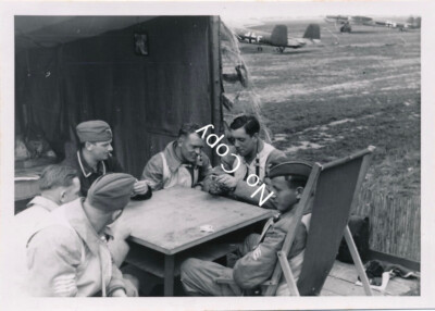 Foto WK2 Flugzeug Staffel Bomber DO 17 Flugplatz Piloten Kameraden Spiel X187