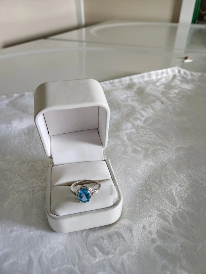 Anillo oro blanco 10k, topacio azul. Talla 7,5 Foto 2 de 4
