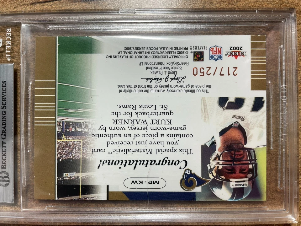 KURT WARNER ST LOUIS RAMS SIGNED 2002 FLEER FOCUS JE MATERIALS PLUS BAS ENCAP - Image 2 of 2