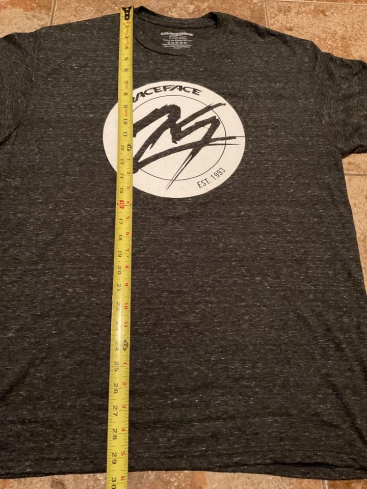 CAMISETA GRÁFICA RACE FACE (GRANDE HOMBRE) GRIS JASPEADO OSCURO USADA Foto 3 de 4