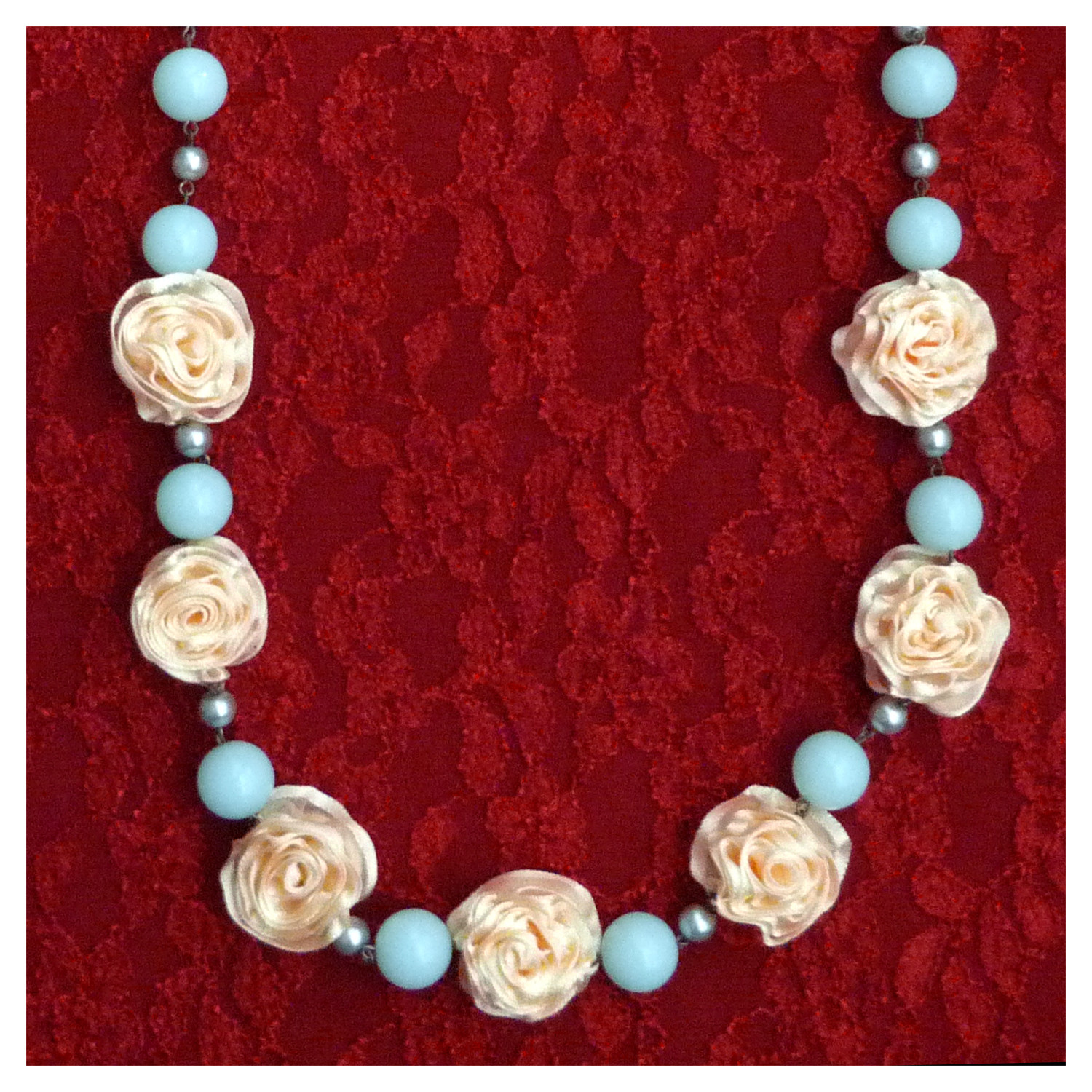 Sautoir fleurs jaune crème et perles bleu ciel pour femme avec ruban rétro chic