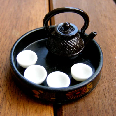 Puppenhaus 1: 18 Japanisches Teeset Tetsubin Arare mit Tablet und 4 Teeschalen